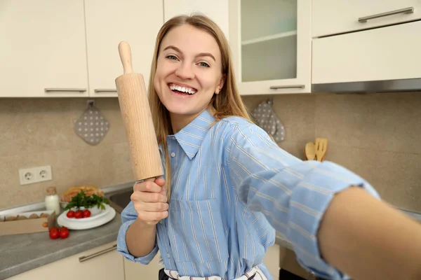 Çekici Genç Bir Kadınla Yemek Pişirme Kavramı — Stok fotoğraf