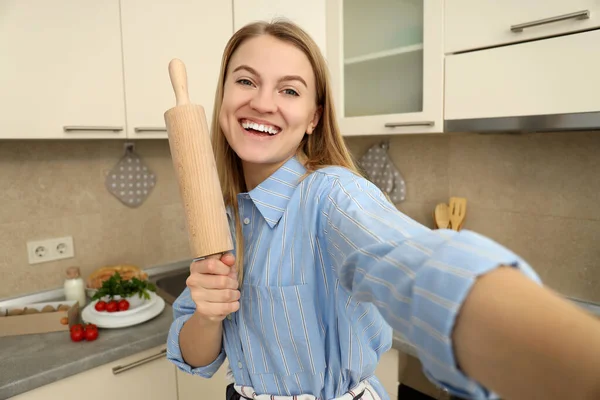 与年轻貌美的女子一起做饭的概念 — 图库照片