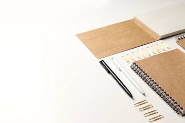 Ofis için farklı kırtasiye ya da beyaz arkaplan üzerinde çalışma