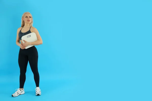 Konzept Eines Gesunden Lebensstils Mit Sportlicher Frau Auf Blauem Hintergrund — Stockfoto