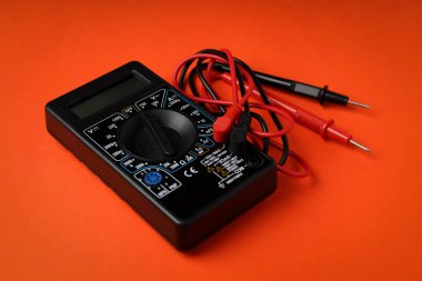 Turuncu arkaplanda siyah çokölçer, kapat