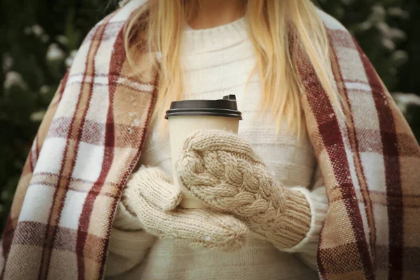 Mujer Sostiene Taza Papel Bebida Caliente Aire Libre — Foto de Stock