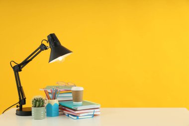 Sarı arka planda sınavlara ya da testlere hazırlanma kavramı