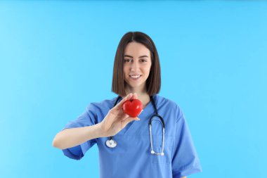 Genç bir kadınla birlikte sağlık çalışanı kavramı