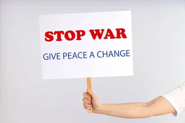 Kobieta Trzyma Znak Protestu Tekstem Stop Wojnie Dać Szansę Pokoju — Zdjęcie stockowe