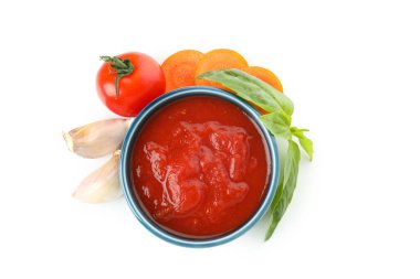 Malzemeleri beyaz arkaplanda izole edilmiş Adjika