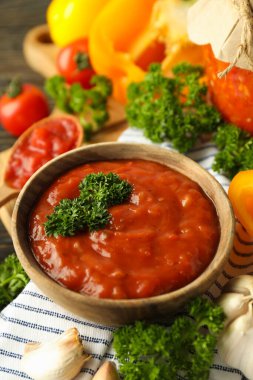 Adjika ile baharatlı sos kavramı, yakın plan.