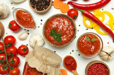 Adjika ile baharat sosu kavramı, üst görünüm