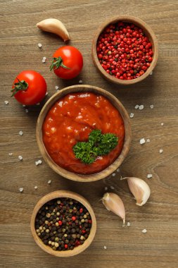 Adjika ile baharat sosu kavramı, üst görünüm