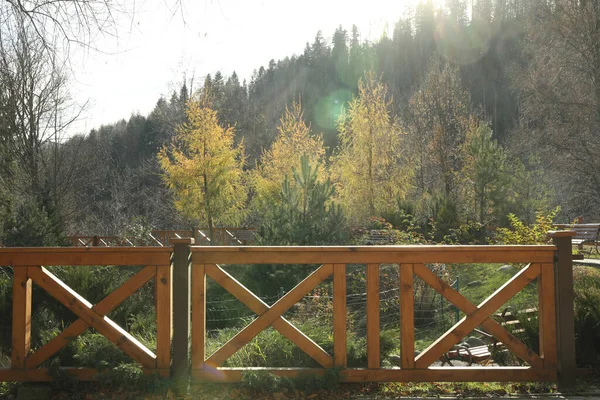 Valla Madera Soleado Día Otoño Resort Montaña — Foto de Stock