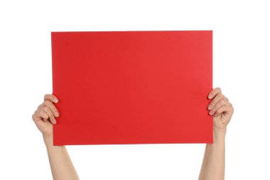 Beyaz arka planda izole edilmiş, boş afiş tutan kadın elleri