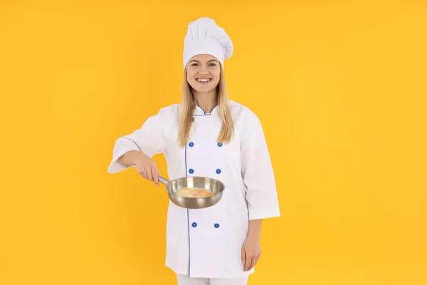 Conceito Cozinhar Com Mulher Jovem Fundo Amarelo — Fotografia de Stock