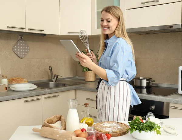 Conceito Cozinhar Com Jovem Mulher Atraente Sala Cozinha — Fotografia de Stock