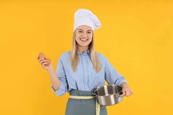 Έννοια Του Μαγειρέματος Νεαρή Γυναίκα Κίτρινο Φόντο — Φωτογραφία Αρχείου