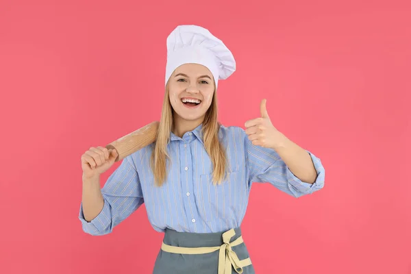 Conceito Cozinhar Com Jovem Fundo Rosa — Fotografia de Stock