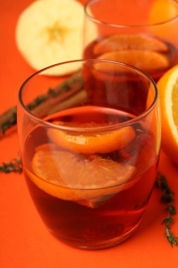 Sangria 'yla içki içmek, yakın çekim.