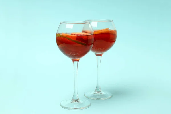 Conceito Bebida Com Sangria Sobre Fundo Azul — Fotografia de Stock