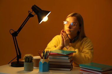 Öğrenci kızla sınavlara ve sınavlara hazırlanma kavramı