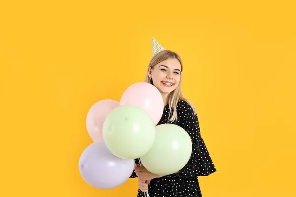 Concepto Feliz Cumpleaños Con Mujer Joven Sobre Fondo Amarillo — Foto de Stock