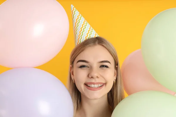 Concept Van Gelukkige Verjaardag Met Jonge Vrouw Gele Achtergrond — Stockfoto