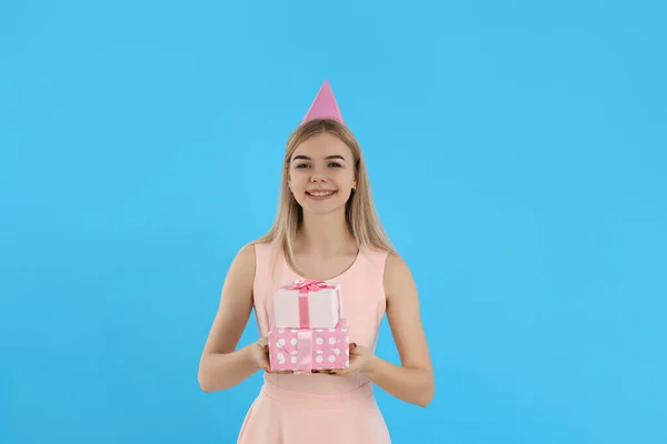 Concept Van Gelukkige Verjaardag Met Jonge Vrouw Blauwe Achtergrond — Stockfoto