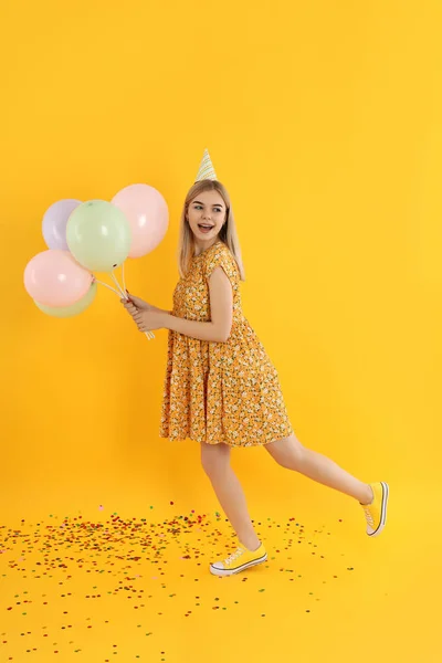 Concepto Feliz Cumpleaños Con Mujer Joven Sobre Fondo Amarillo — Foto de Stock