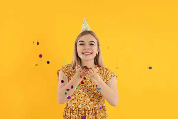 Conceito Feliz Aniversário Com Jovem Fundo Amarelo — Fotografia de Stock