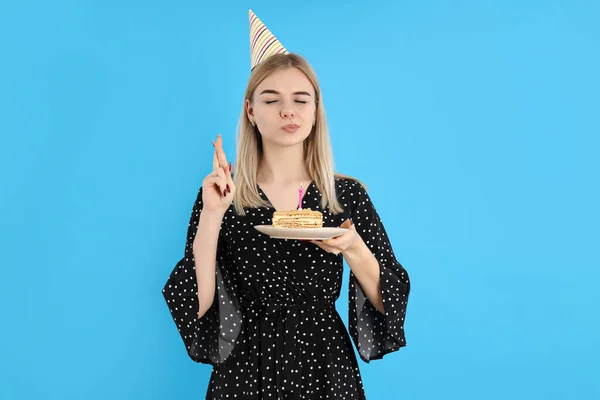 Concepto Feliz Cumpleaños Con Mujer Joven Sobre Fondo Azul —  Fotos de Stock