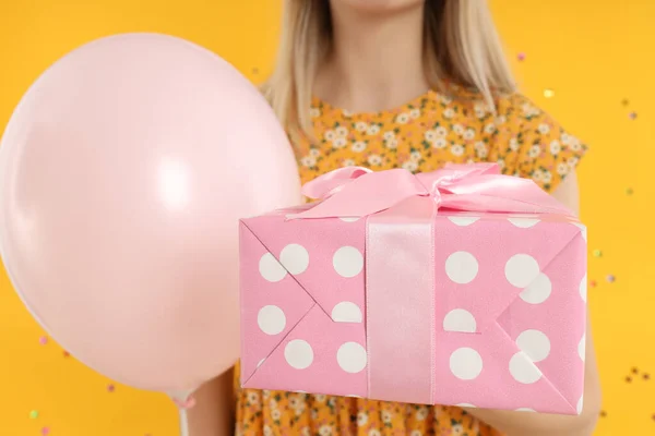 Concepto Feliz Cumpleaños Con Mujer Joven Sobre Fondo Amarillo — Foto de Stock