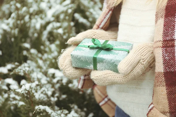 Mujer Guantes Punto Sostiene Caja Regalo — Foto de Stock