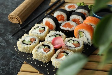 Suşi ile lezzetli yemek kavramı, yakın plan.