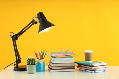 Sarı arka planda sınavlara ya da testlere hazırlanma kavramı