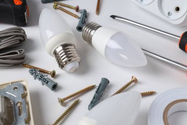 Elektrikçi veya elektrikli aletler kavramı, kapatın
