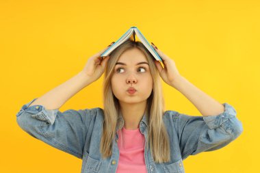 Öğrenci kızla sınavlara ve sınavlara hazırlanma kavramı