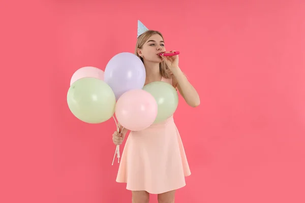 Concepto Feliz Cumpleaños Con Mujer Joven Sobre Fondo Rosa — Foto de Stock