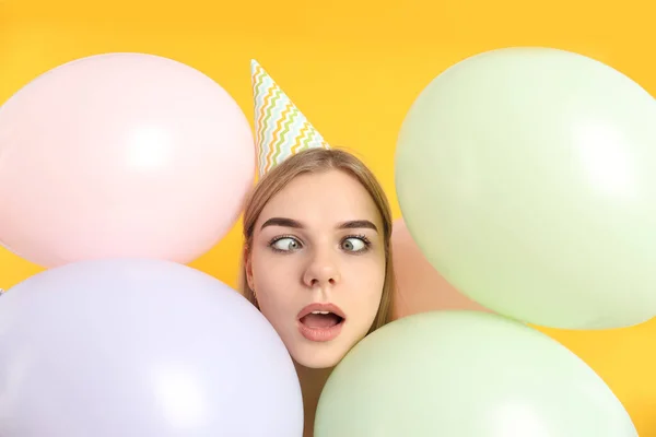 Concept Van Gelukkige Verjaardag Met Jonge Vrouw Gele Achtergrond — Stockfoto