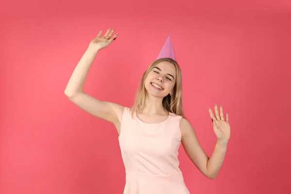 Concepto Feliz Cumpleaños Con Mujer Joven Sobre Fondo Rosa — Foto de Stock
