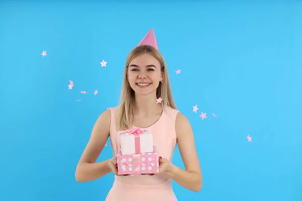 Concepto Feliz Cumpleaños Con Mujer Joven Sobre Fondo Azul — Foto de Stock