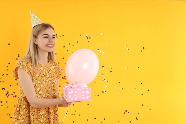 Concept Gelukkige Verjaardag Met Jonge Vrouw Ruimte Voor Tekst — Stockfoto