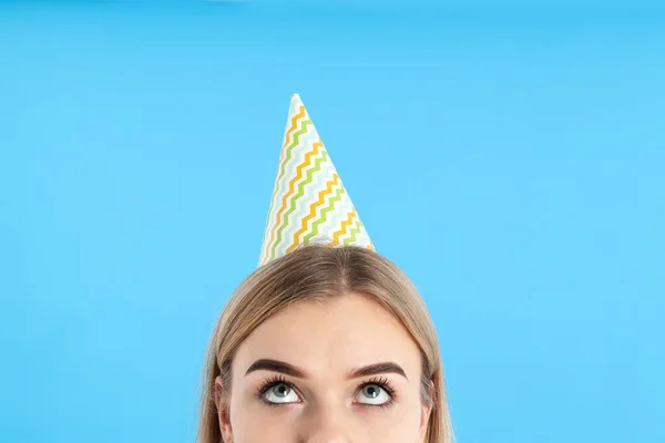 Concept Van Gelukkige Verjaardag Met Jonge Vrouw Blauwe Achtergrond — Stockfoto
