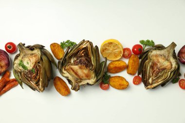 Izgara enginarlı leziz yemek kavramı.