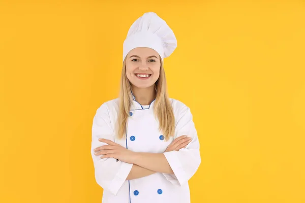 Concetto Cucina Con Giovane Donna Sfondo Giallo — Foto Stock