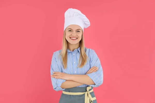 Έννοια Της Μαγειρικής Νεαρή Γυναίκα Ροζ Φόντο — Φωτογραφία Αρχείου