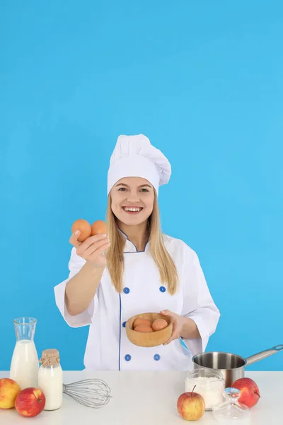 Conceito Cozinhar Com Mulher Jovem Fundo Azul — Fotografia de Stock