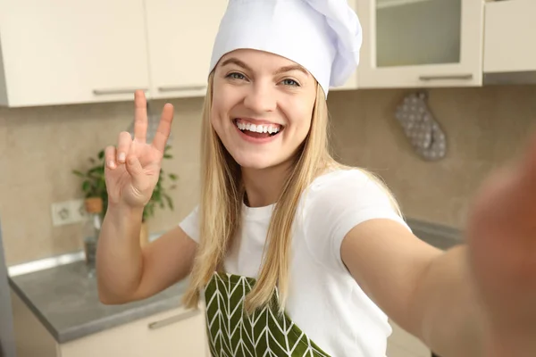 Jovem Atraente Chef Mulher Fazendo Selfie Sala Cozinha — Fotografia de Stock