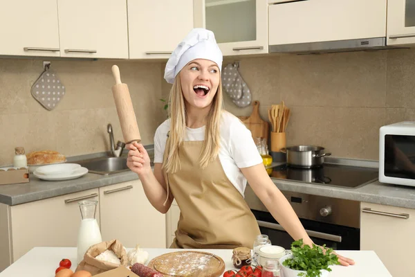 Conceito Cozinhar Com Jovem Mulher Atraente Sala Cozinha — Fotografia de Stock