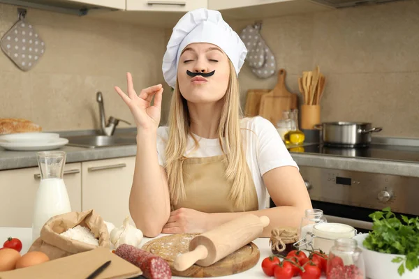 Έννοια Της Μαγειρικής Νεαρή Ελκυστική Γυναίκα Στην Κουζίνα — Φωτογραφία Αρχείου