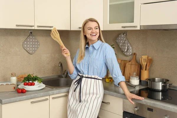 Conceito Cozinhar Com Jovem Mulher Atraente Sala Cozinha — Fotografia de Stock