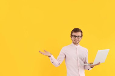 Genç adamla insan kavramı, metin için alan