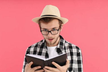 Çekici bir delikanlıyla insan kavramı